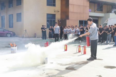 傲群刷業消防實戰演練：安全基因筑牢智造根基